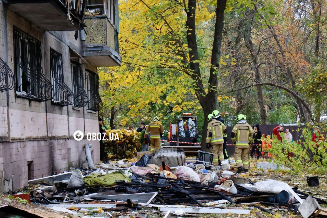 Горіли квартири на кількох поверхах, серед постраждалих – дитина: наслідки чергової російської атаки на Київ. Фото та відео