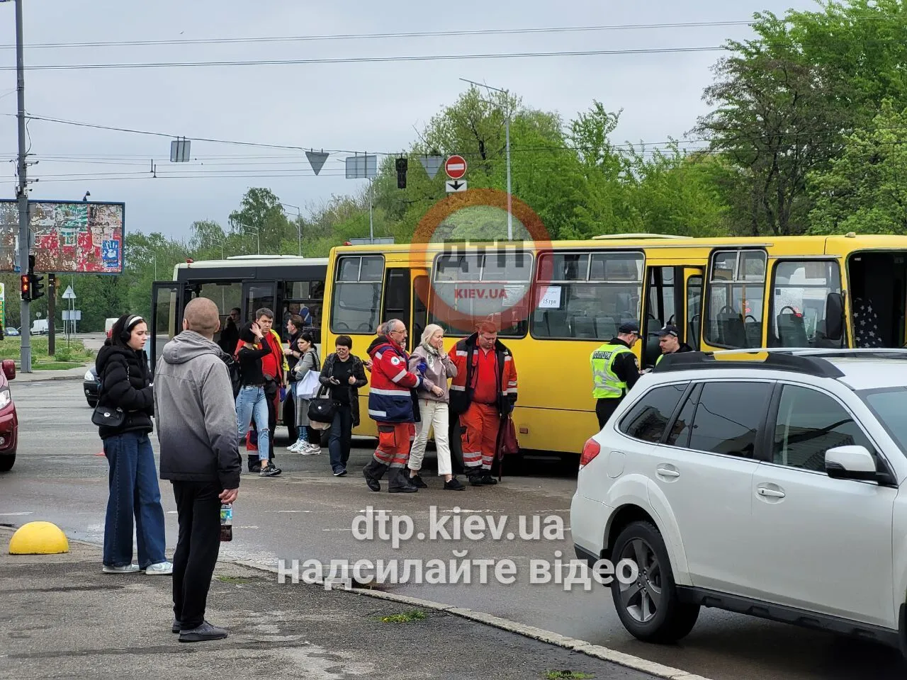 У Києві сміттєвоз протаранив дві маршрутки: подробиці ДТП. Фото і відео