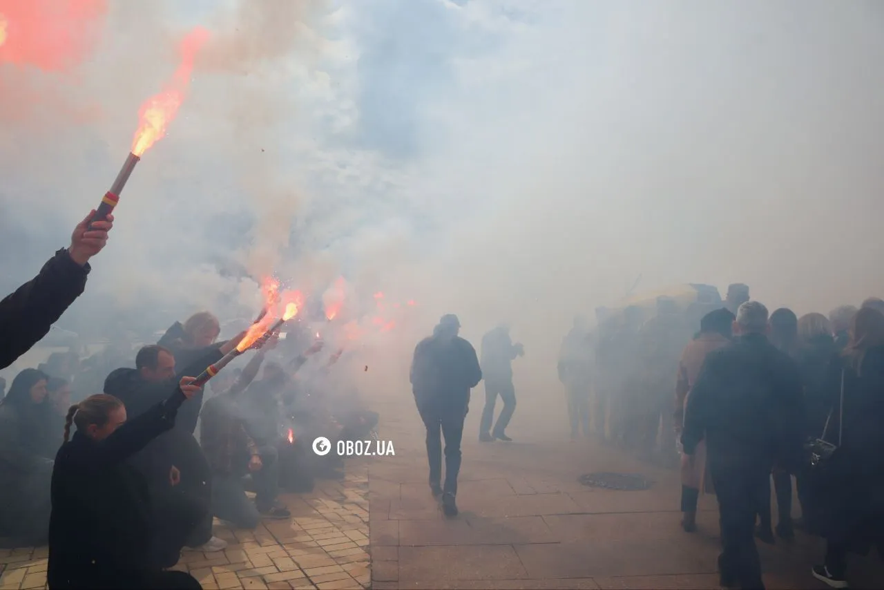 У Києві попрощались із активістом і українським військовим Павлом Петриченком. Фото і відео