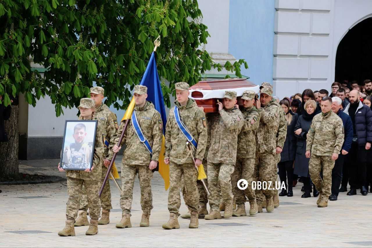 У Києві попрощались із активістом і українським військовим Павлом Петриченком. Фото і відео