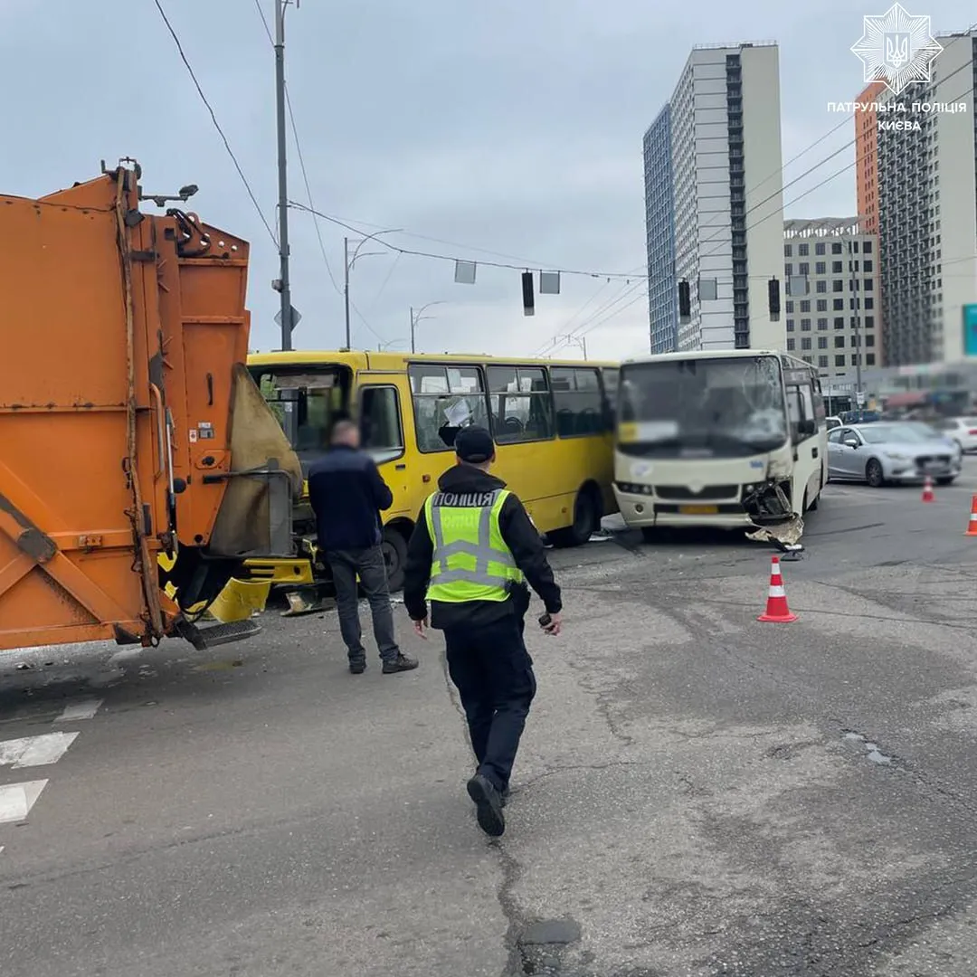 У Києві сміттєвоз протаранив дві маршрутки: подробиці ДТП. Фото і відео