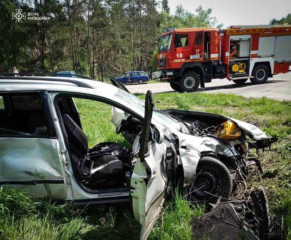 На Київщині сталась аварія за участі двох легковиків: є загиблий та постраждалі. Подробиці і фото