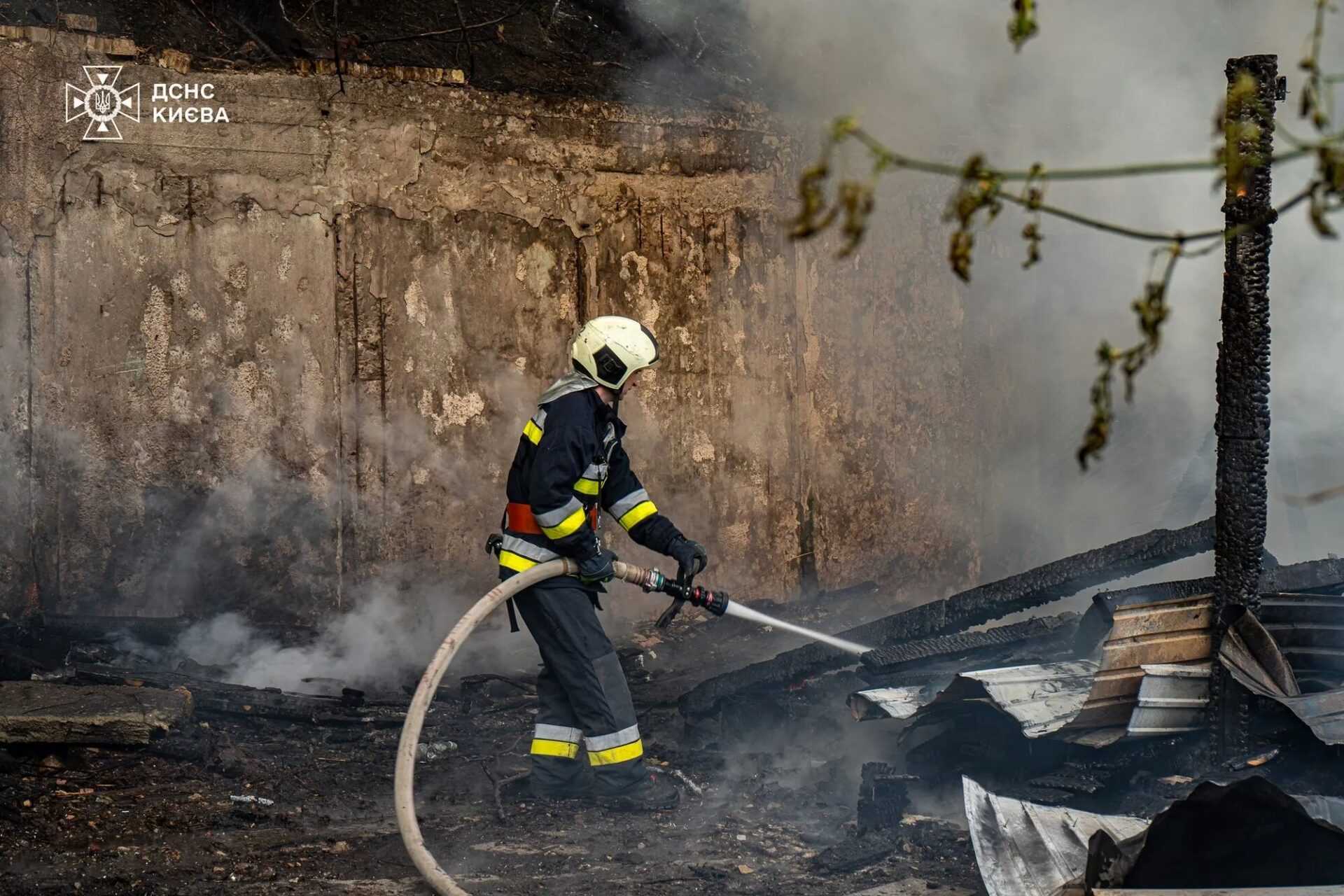 У Києві на Подолі біля пам’ятника Магдебурзькому праву сталась пожежа. Подробиці і фото