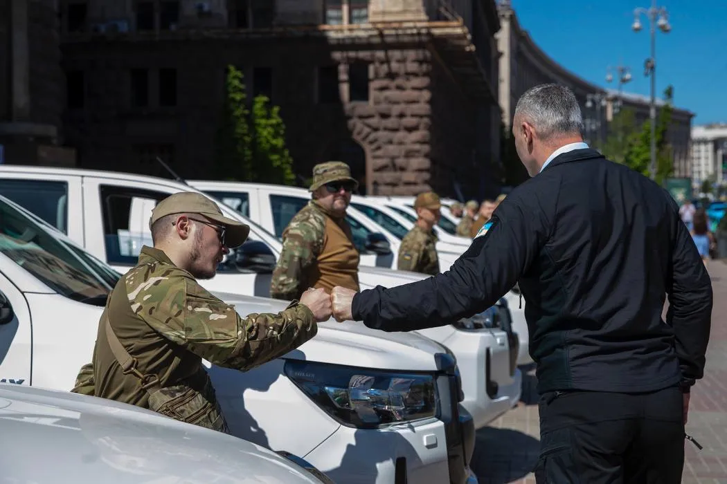 "Вже сьогодні вирушать на фронт": у Києві Кличко передав військовим 20 новеньких пікапів. Фото