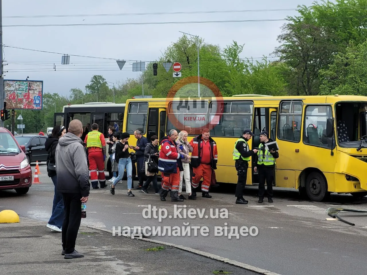 У Києві сміттєвоз протаранив дві маршрутки: подробиці ДТП. Фото і відео