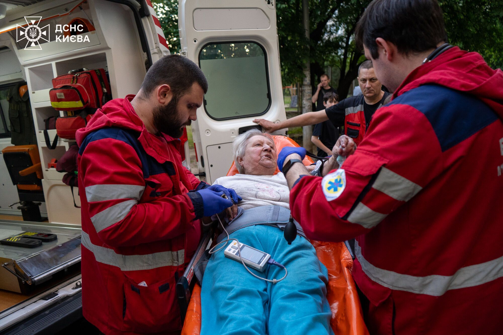 У Києві під час пожежі в багатоповерхівці бійці ДСНС врятували двох осіб. Подробиці, фото і відео