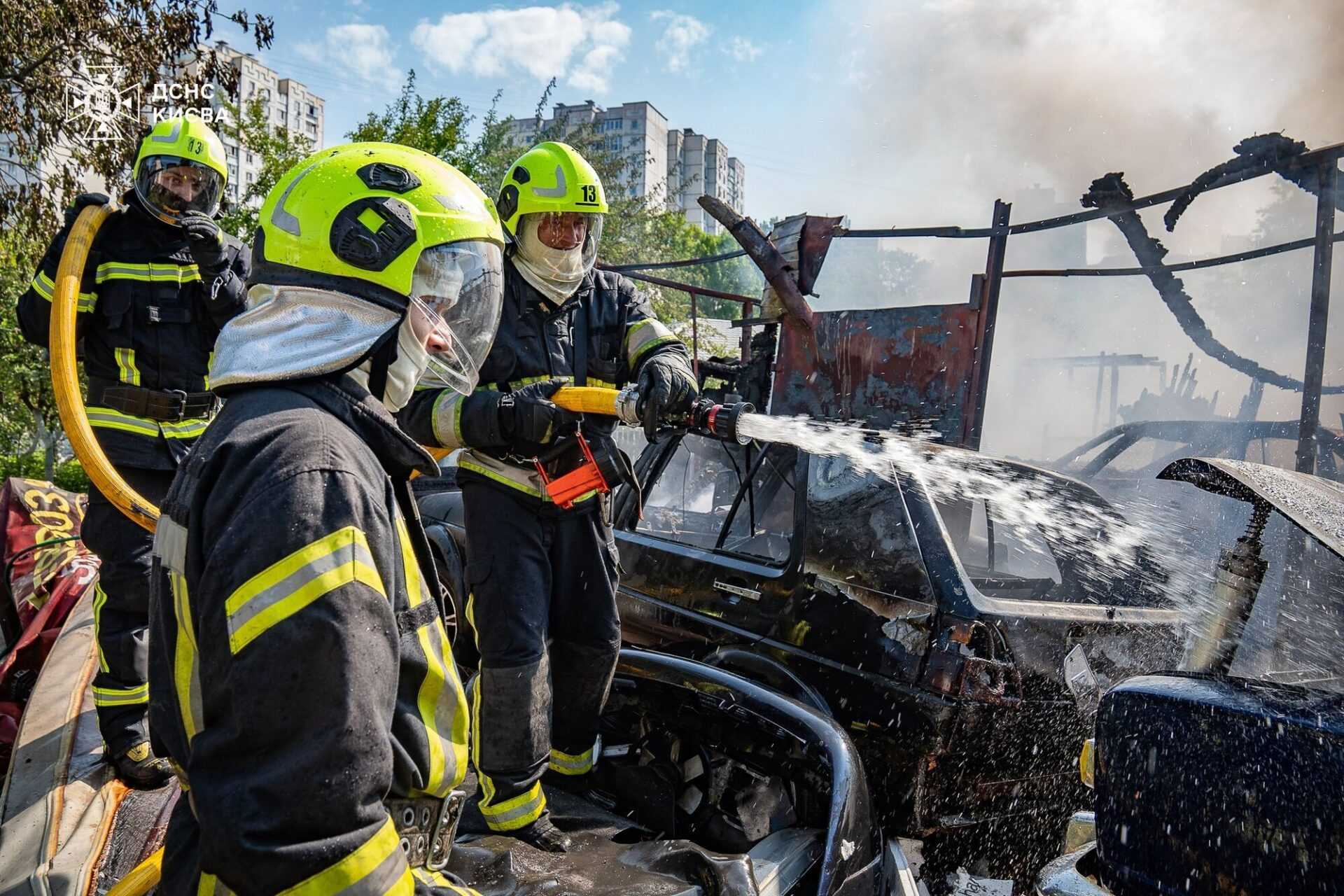 У Києві на Троєщині спалахнула пожежа, стовп диму видно з різних районів: фото та відео