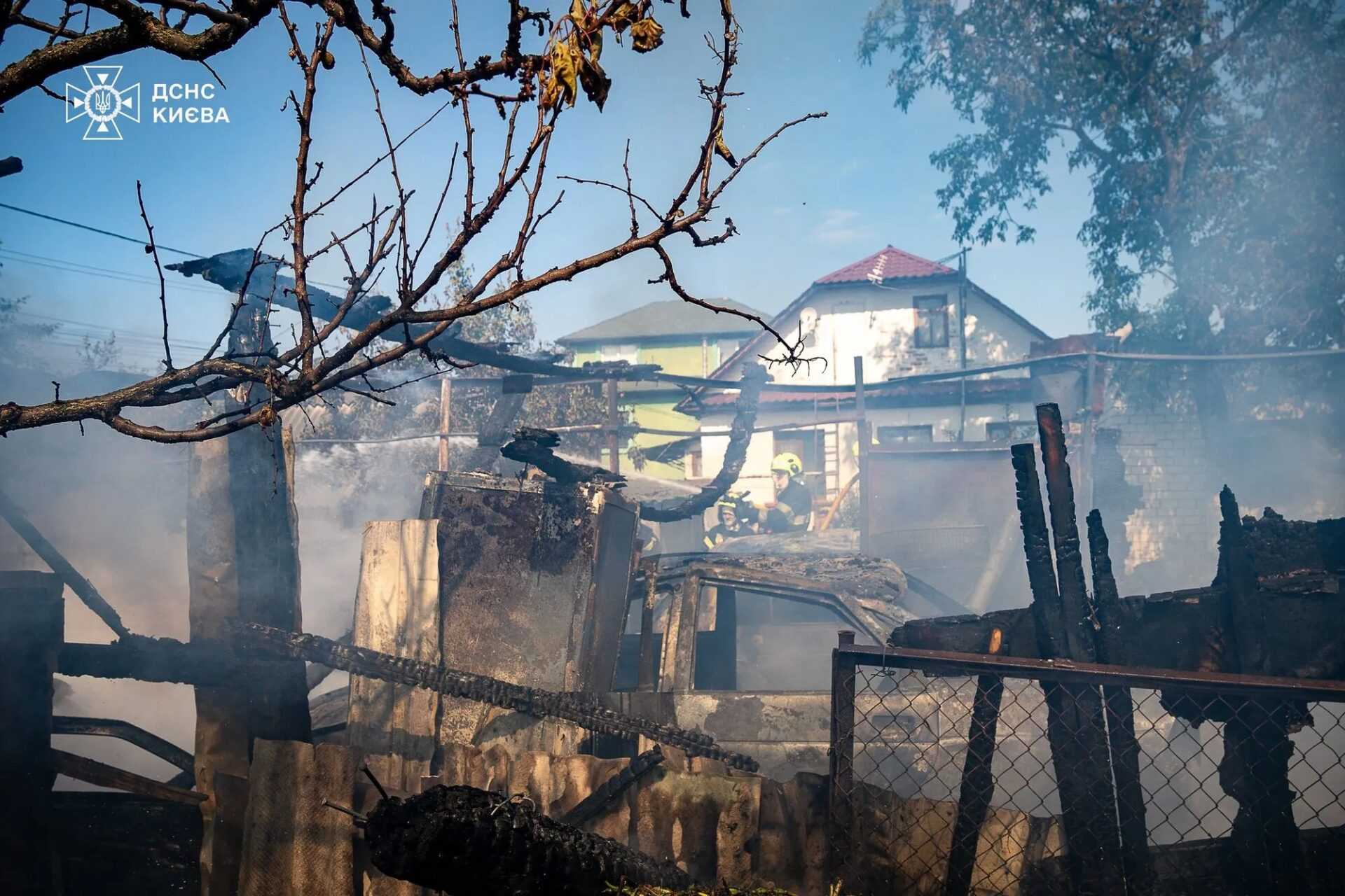 У Києві на Троєщині спалахнула пожежа, стовп диму видно з різних районів: фото та відео