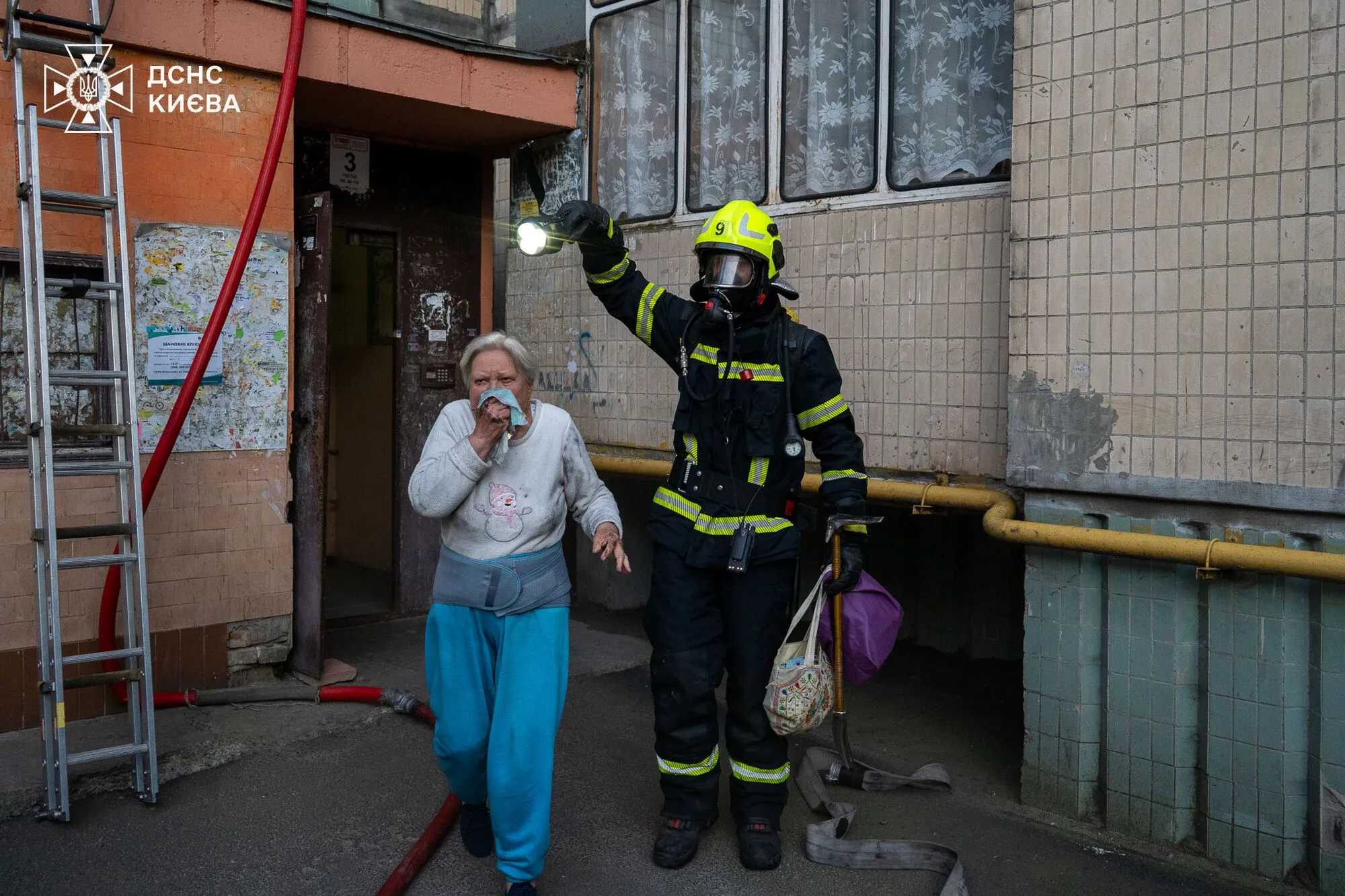 У Києві під час пожежі в багатоповерхівці бійці ДСНС врятували двох осіб. Подробиці, фото і відео