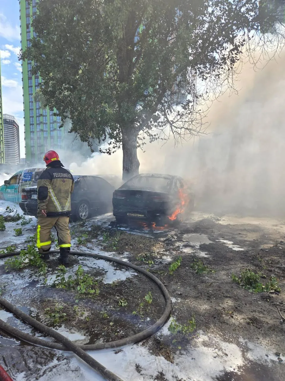 Стовп диму видно у кількох районах: у Києві на парковці горіло близько 30 авто, мотоцикли та автобус. Фото і відео