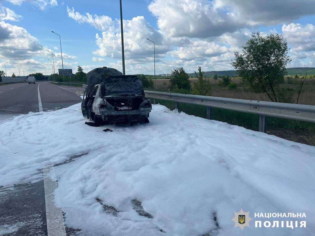 На Київщині під час руху загорівся легковик. Подробиці, фото і відео