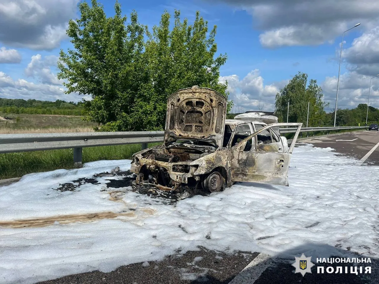 На Київщині під час руху загорівся легковик. Подробиці, фото і відео