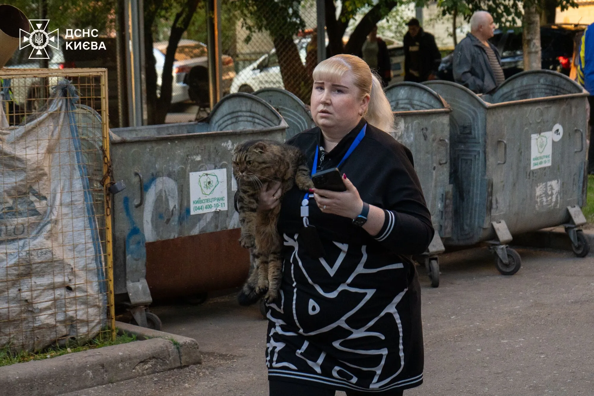 У Києві під час пожежі в багатоповерхівці бійці ДСНС врятували двох осіб. Подробиці, фото і відео