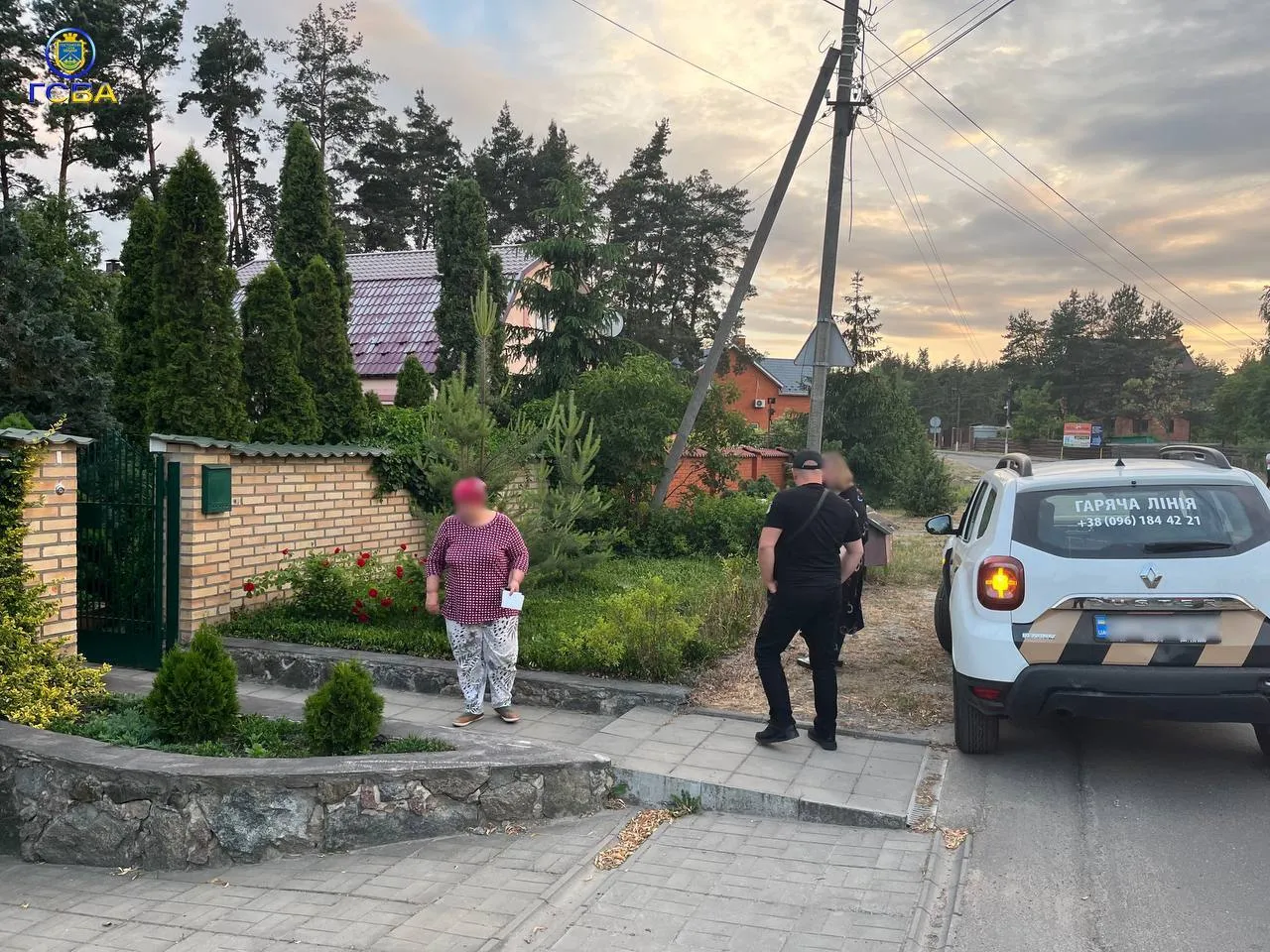 Під Києвом мешканці приватного будинку виявили у дворі розтяжку із гранатою. Фото