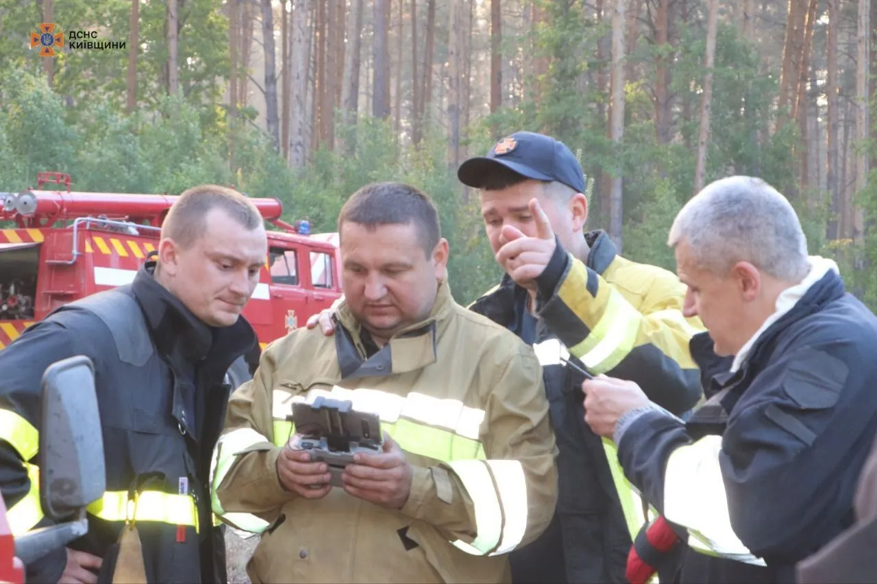 Над лісом здійнявся великий стовп диму: під Києвом виникла сильна пожежа. Фото і відео