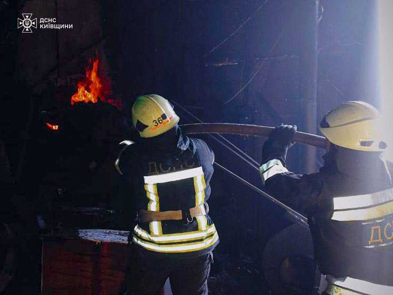 Під Києвом сталась масштабна пожежа в столярному цеху. Фото і подробиці