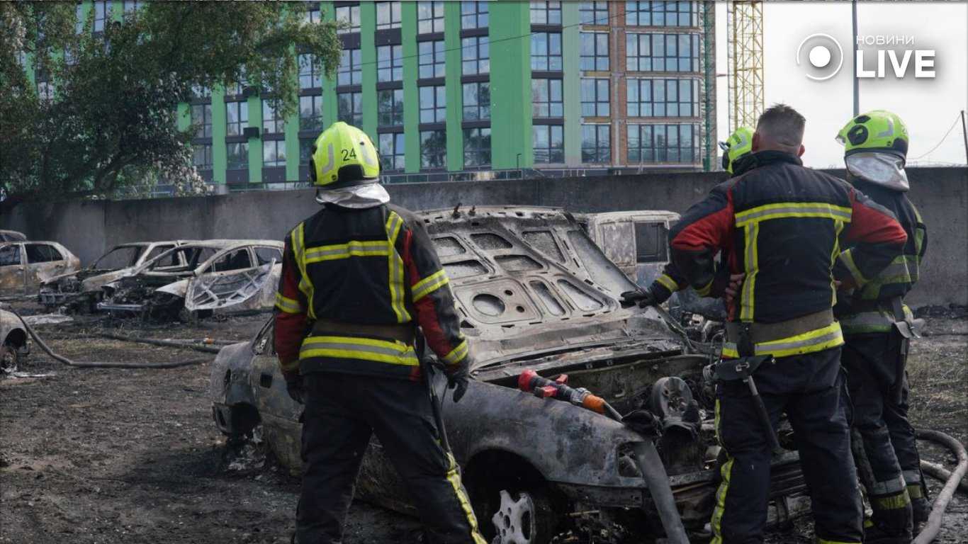 В одному з районів Києва спалахнула масштабна пожежа — згоріли десятки авто