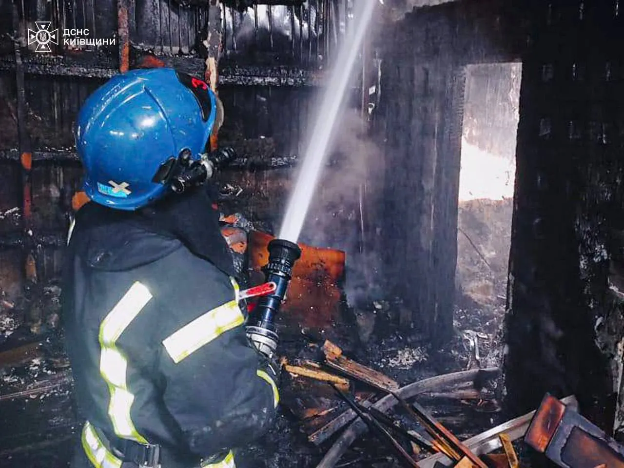 Під Києвом сталась масштабна пожежа в столярному цеху. Фото і подробиці