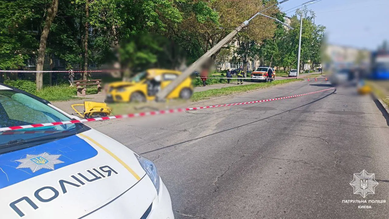 У Києві легковик на швидкості збив бетонний стовп: є постраждалий. Фото і відео