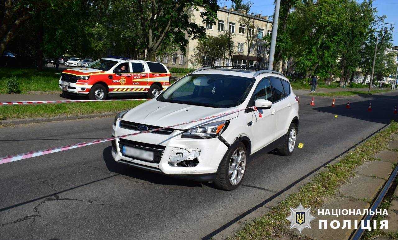 У Києві легковик на швидкості збив бетонний стовп: є постраждалий. Фото і відео