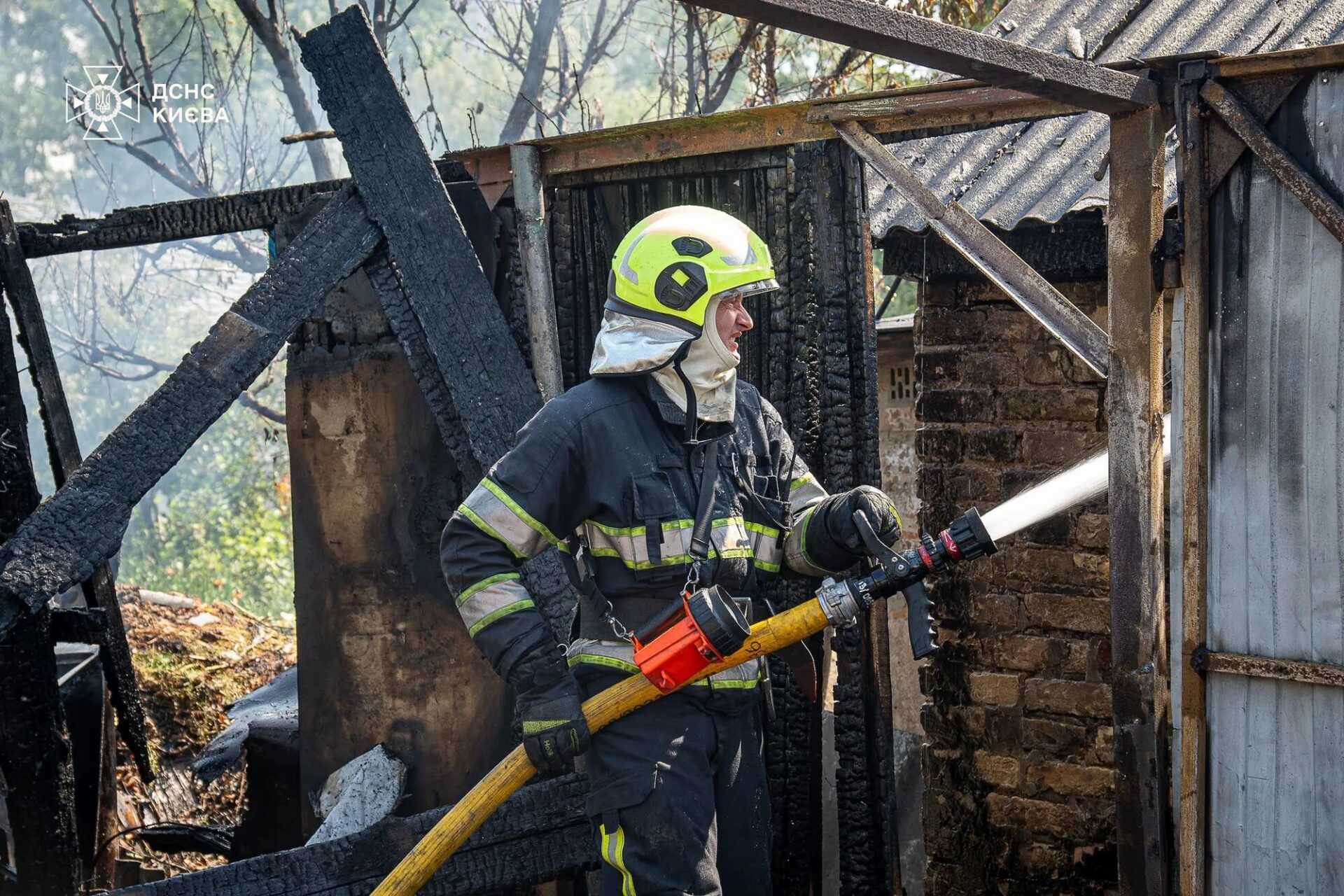 У Києві на Троєщині спалахнула пожежа, стовп диму видно з різних районів: фото та відео