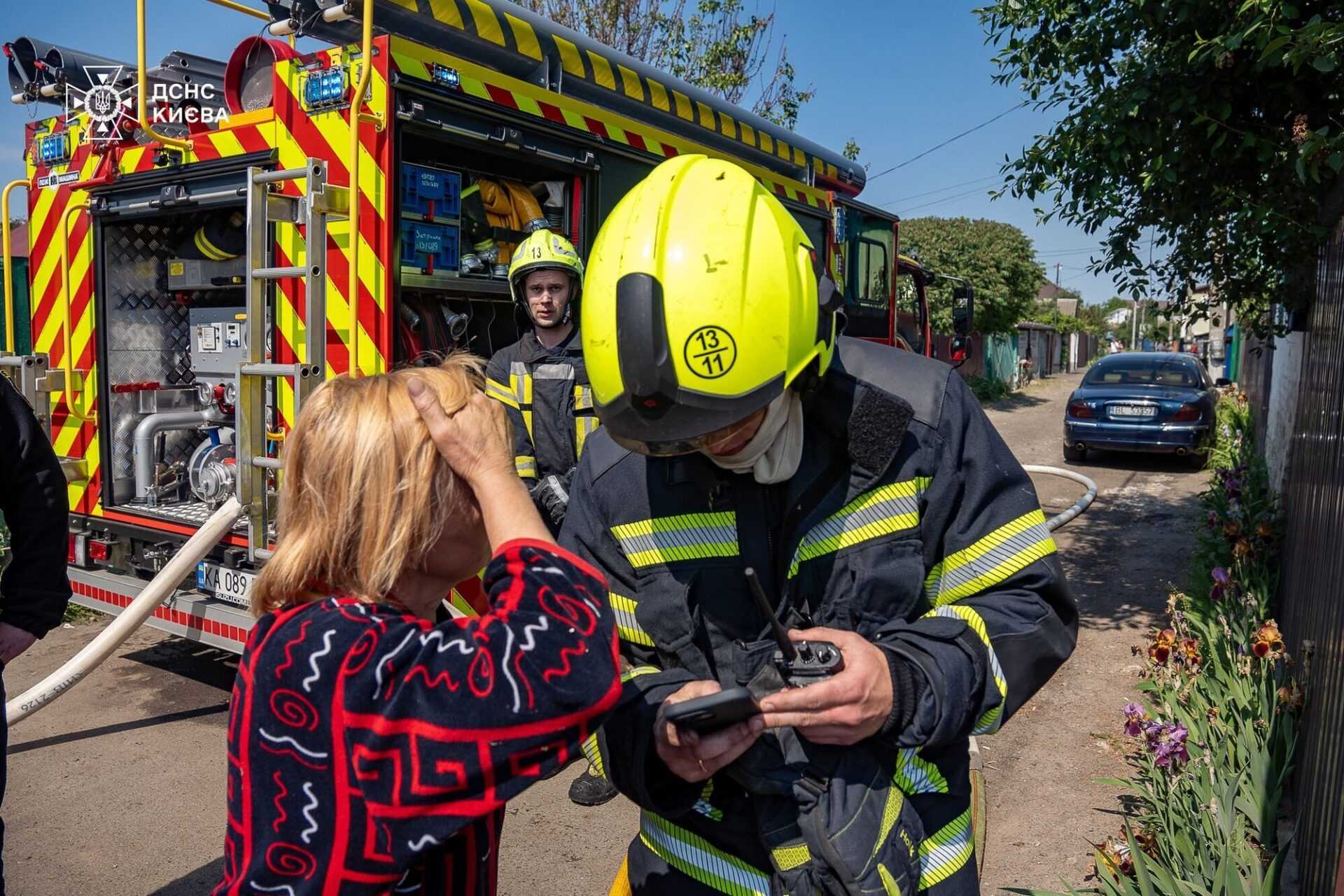 У Києві на Троєщині спалахнула пожежа, стовп диму видно з різних районів: фото та відео