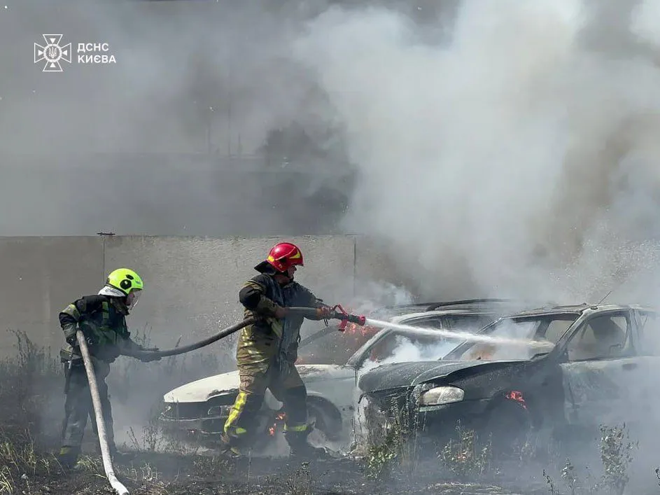 Стовп диму видно у кількох районах: у Києві на парковці горіло близько 30 авто, мотоцикли та автобус. Фото і відео