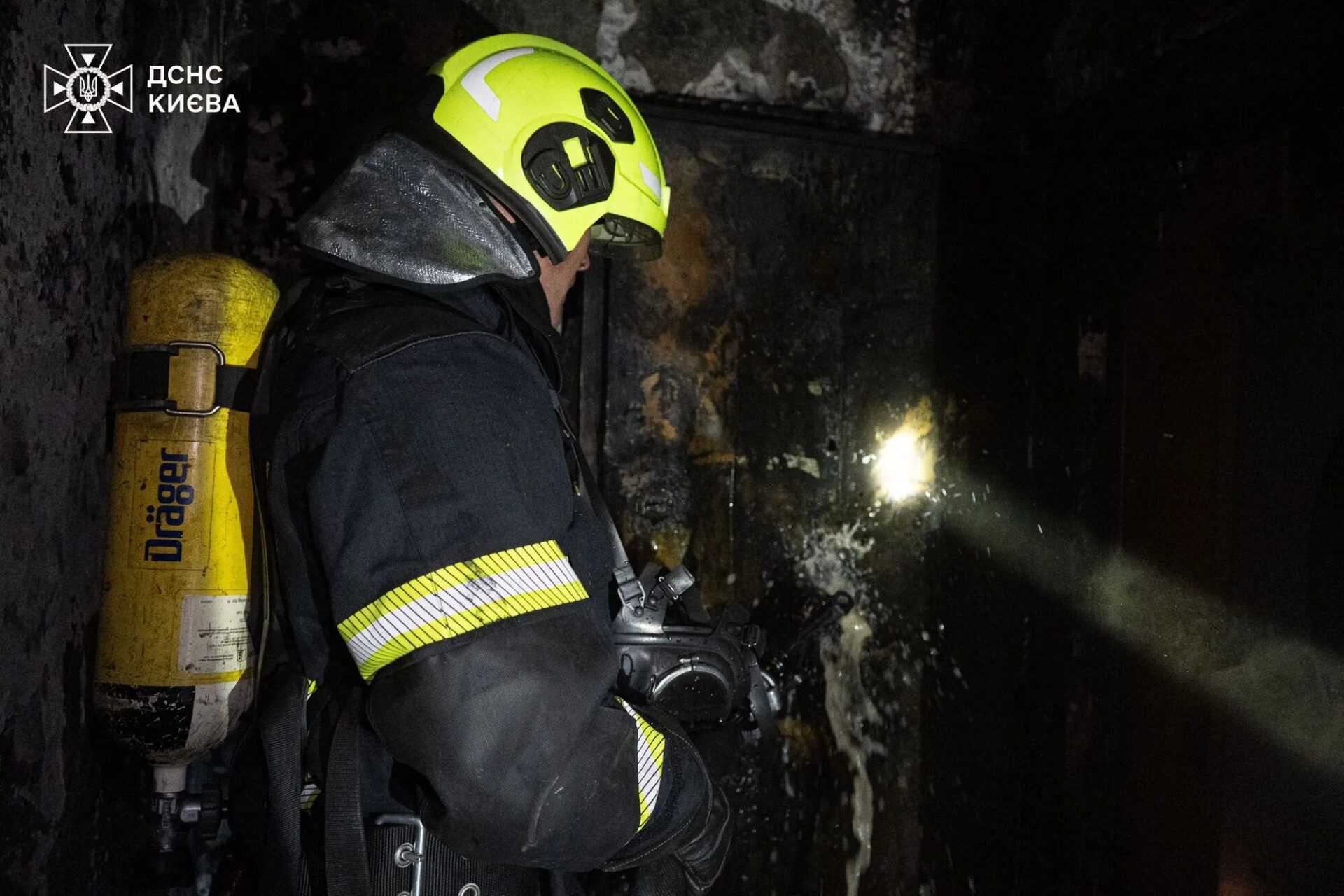 У Києві під час пожежі в багатоповерхівці бійці ДСНС врятували двох осіб. Подробиці, фото і відео