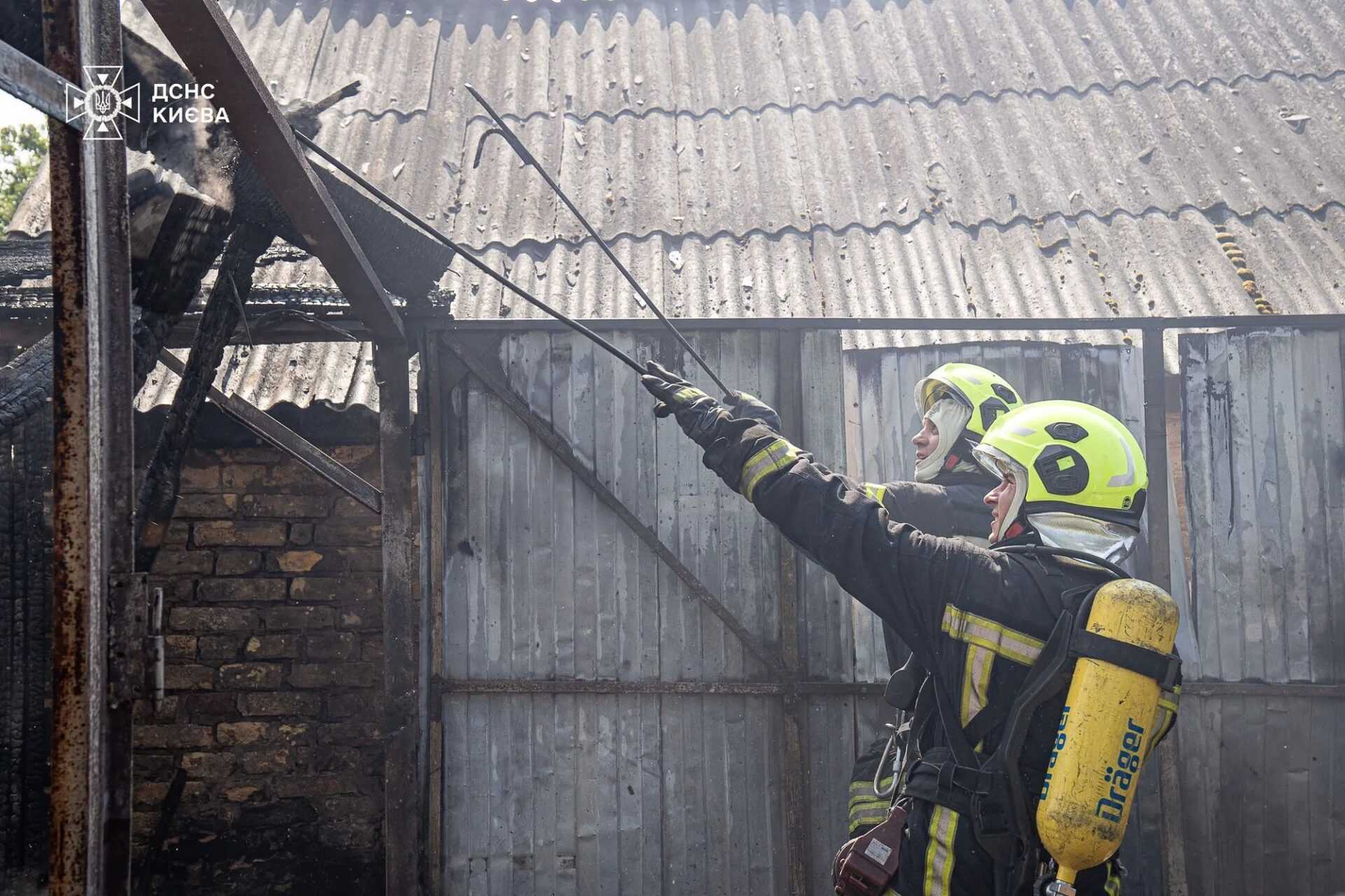 У Києві на Троєщині спалахнула пожежа, стовп диму видно з різних районів: фото та відео