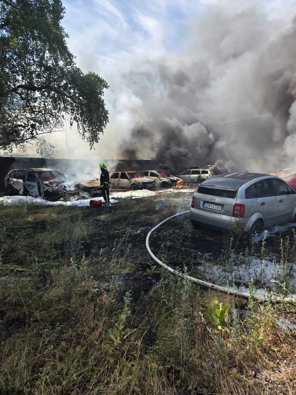 Стовп диму видно у кількох районах: у Києві на парковці горіло близько 30 авто, мотоцикли та автобус. Фото і відео