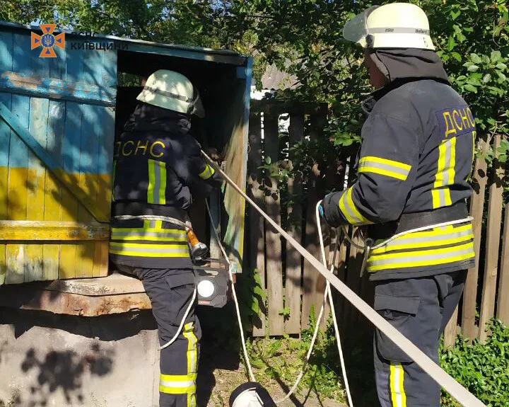 Кожне життя важливе: на Київщині бійці ДСНС врятували котика, який впав на дно криниці. Фото і подробиці