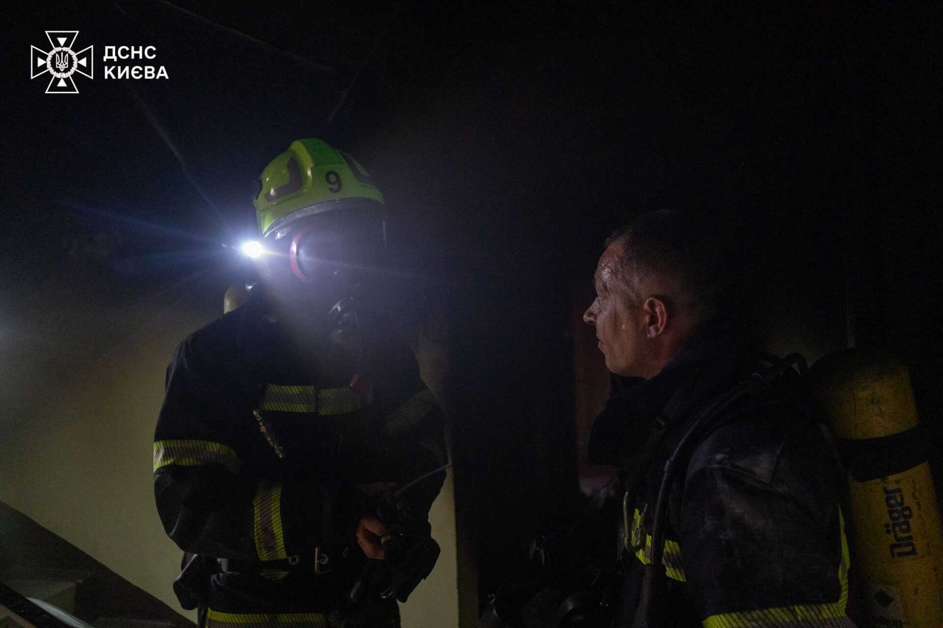 У Києві під час пожежі в багатоповерхівці бійці ДСНС врятували двох осіб. Подробиці, фото і відео