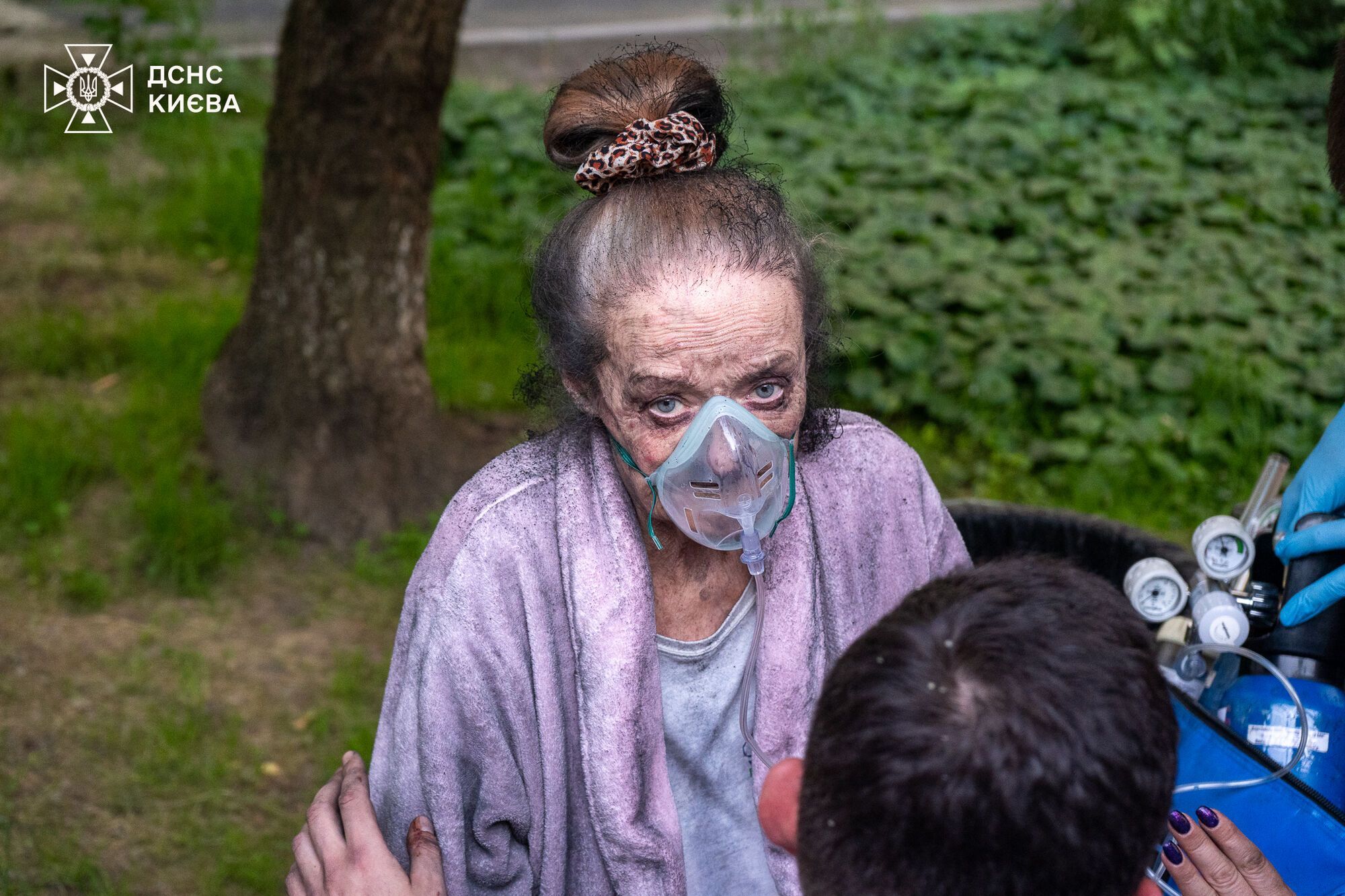 У Києві під час пожежі в багатоповерхівці бійці ДСНС врятували двох осіб. Подробиці, фото і відео