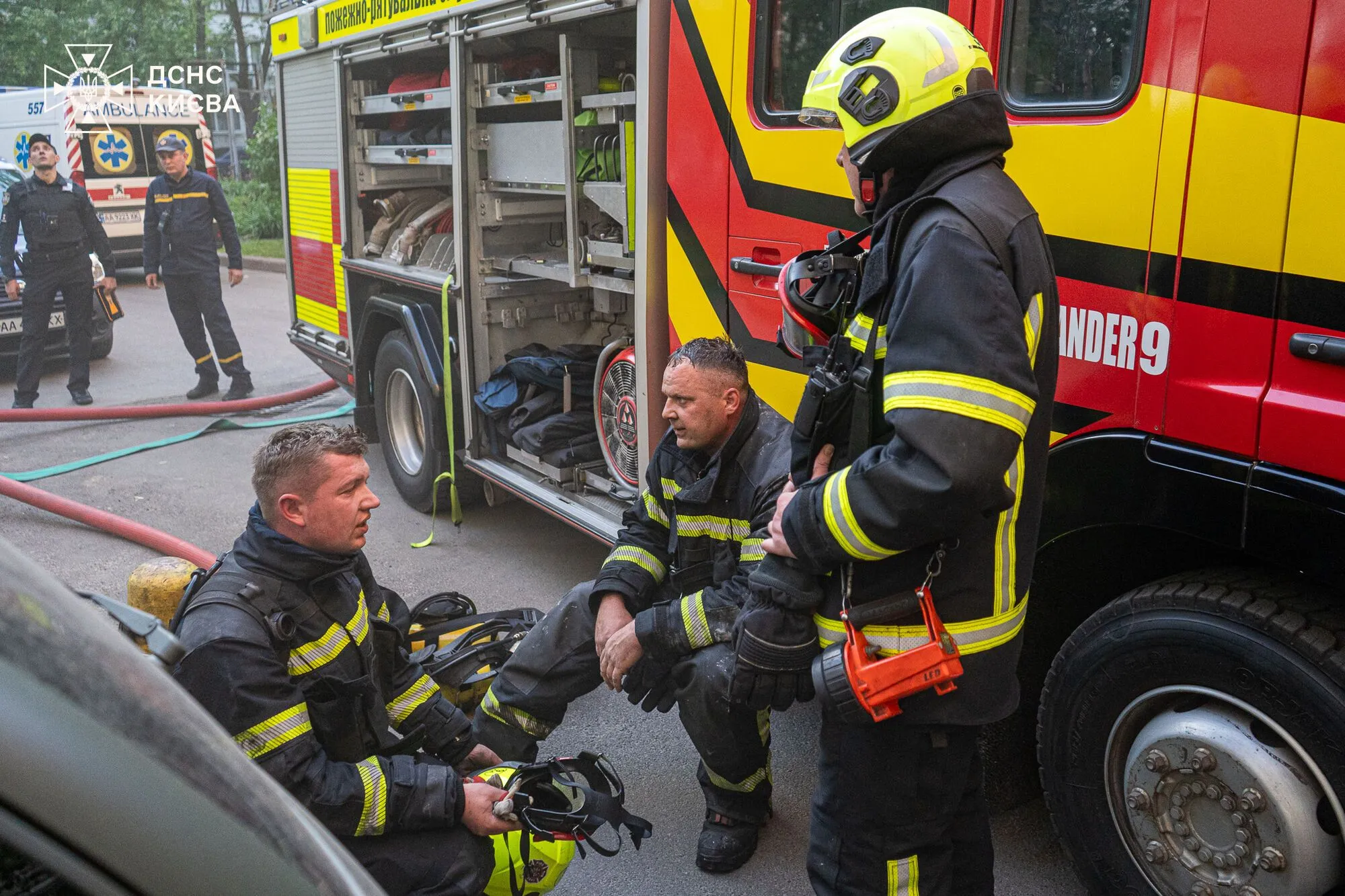 У Києві під час пожежі в багатоповерхівці бійці ДСНС врятували двох осіб. Подробиці, фото і відео