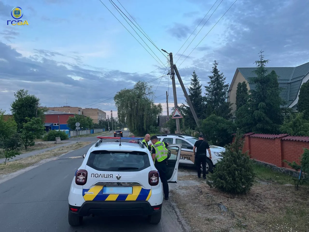 Під Києвом мешканці приватного будинку виявили у дворі розтяжку із гранатою. Фото