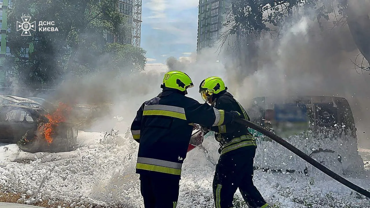 Стовп диму видно у кількох районах: у Києві на парковці горіло близько 30 авто, мотоцикли та автобус. Фото і відео