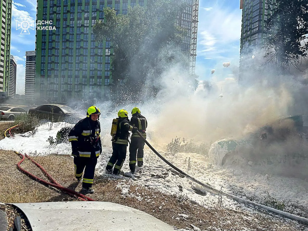 Стовп диму видно у кількох районах: у Києві на парковці горіло близько 30 авто, мотоцикли та автобус. Фото і відео