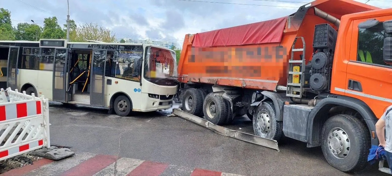 У Києві сталась аварія за участі вантажівки та маршрутки: на місці кілька швидких. Подробиці і фото