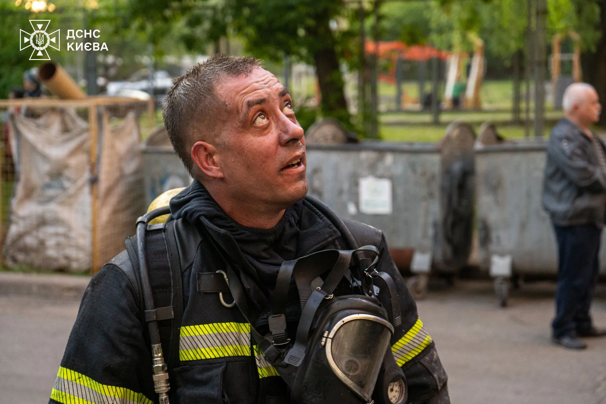 У Києві під час пожежі в багатоповерхівці бійці ДСНС врятували двох осіб. Подробиці, фото і відео