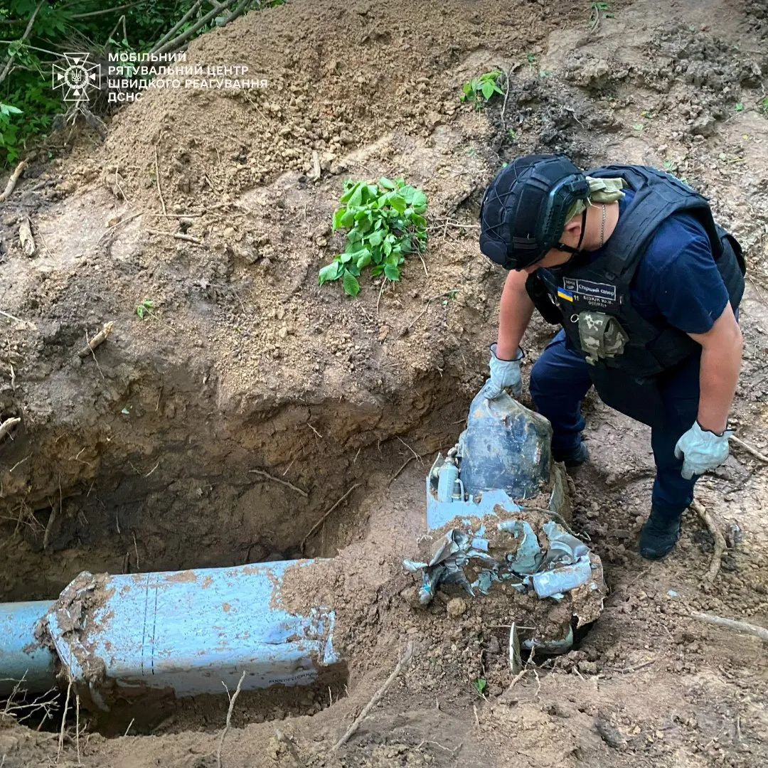 У Києві в парку знайшли бойову частину російської новітньої ракети Х-69. Подробиці, фото і відео