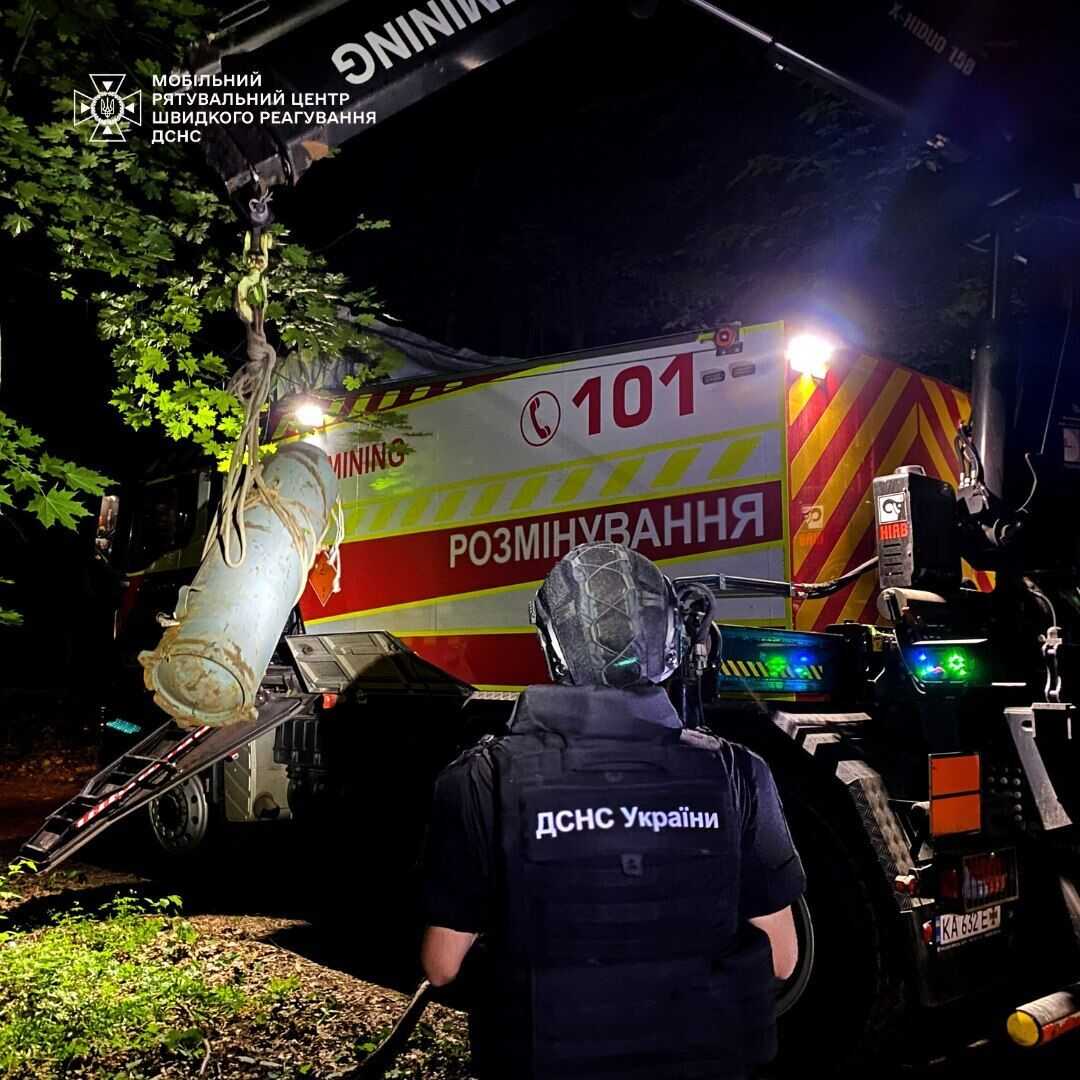 У Києві в парку знайшли бойову частину російської новітньої ракети Х-69. Подробиці, фото і відео