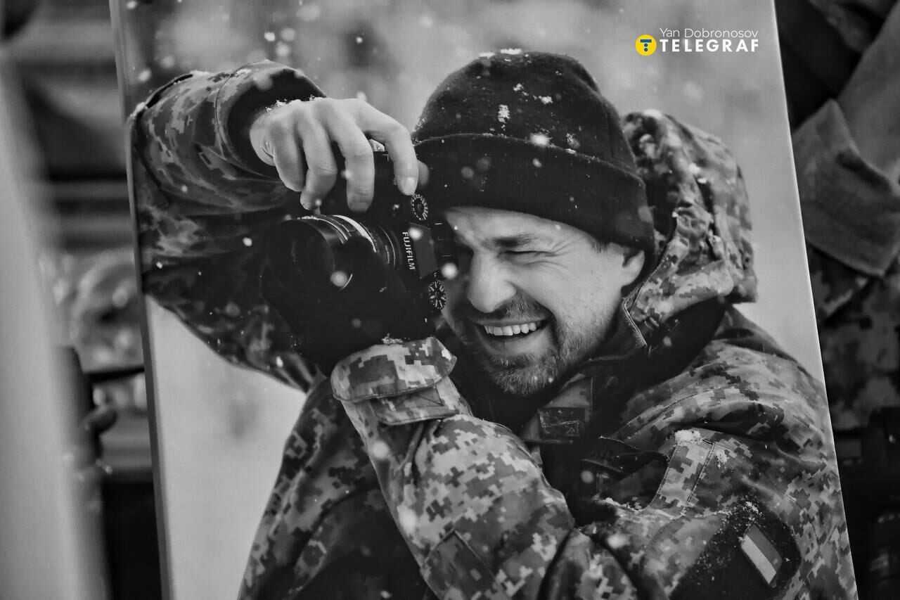 У Києві попрощалися із загиблим на фронті відомим фотографом Арсеном Федосенком. Фото і відео