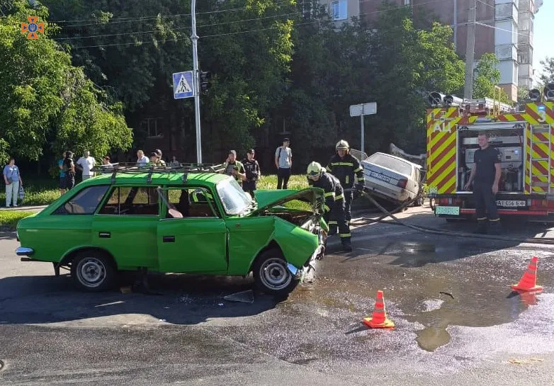 На Київщині зіткнулись два легковики: у машинах затисло трьох осіб. Подробиці і фото