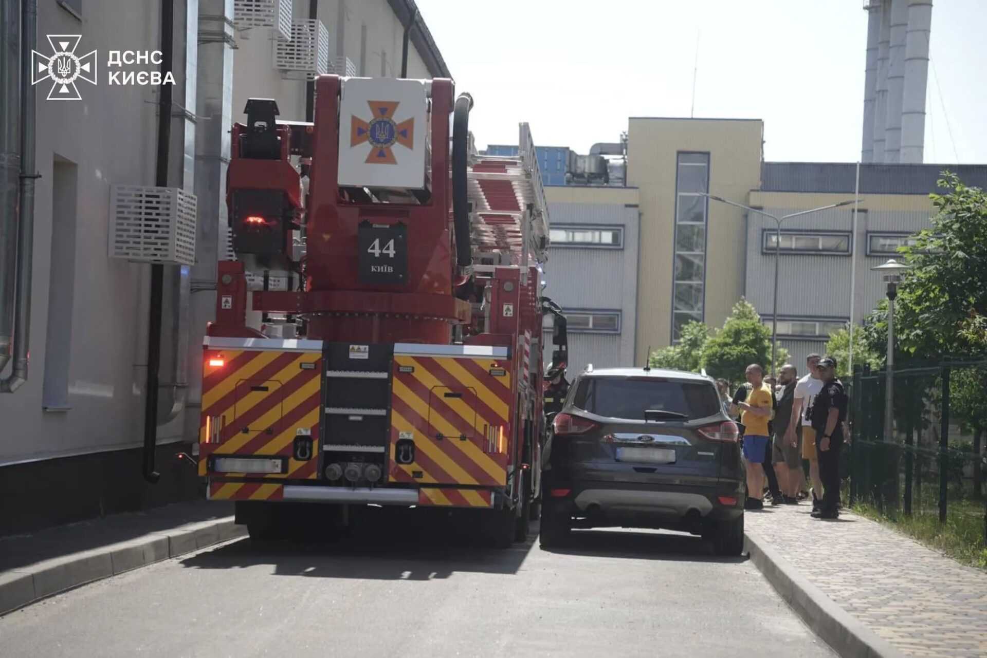 У Києві в будинку спалахнули електрощитові на 14 поверхах: серед врятованих є діти. Фото і відео