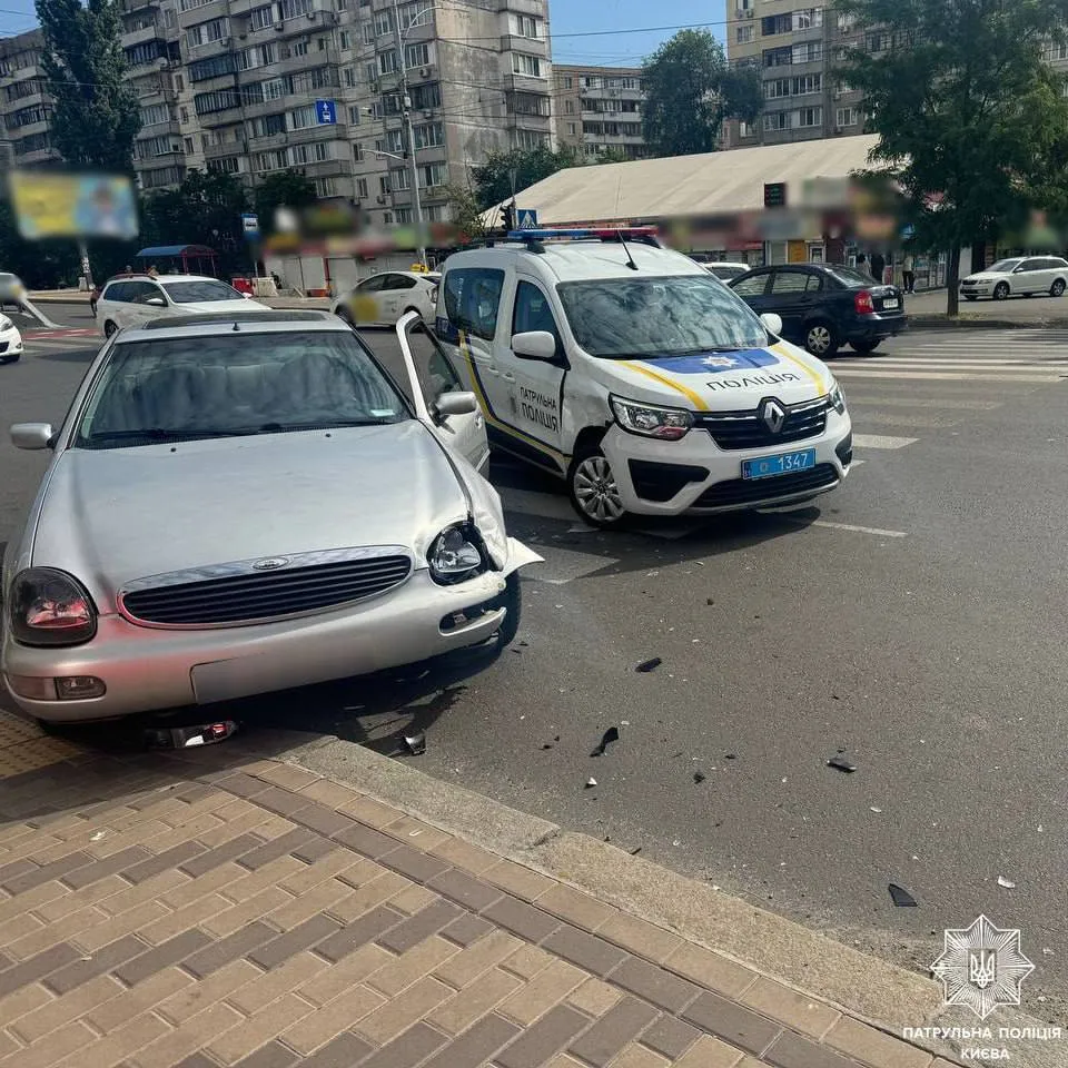 У Києві на Оболоні легковик протаранив машину патрульної поліції. Подробиці і фото