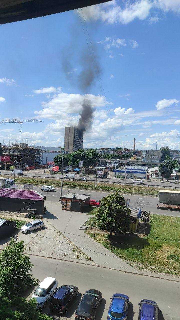 Під Києвом сталась пожежа в покинутій багатоповерховій будівлі "Електронмашу". Подробиці і відео