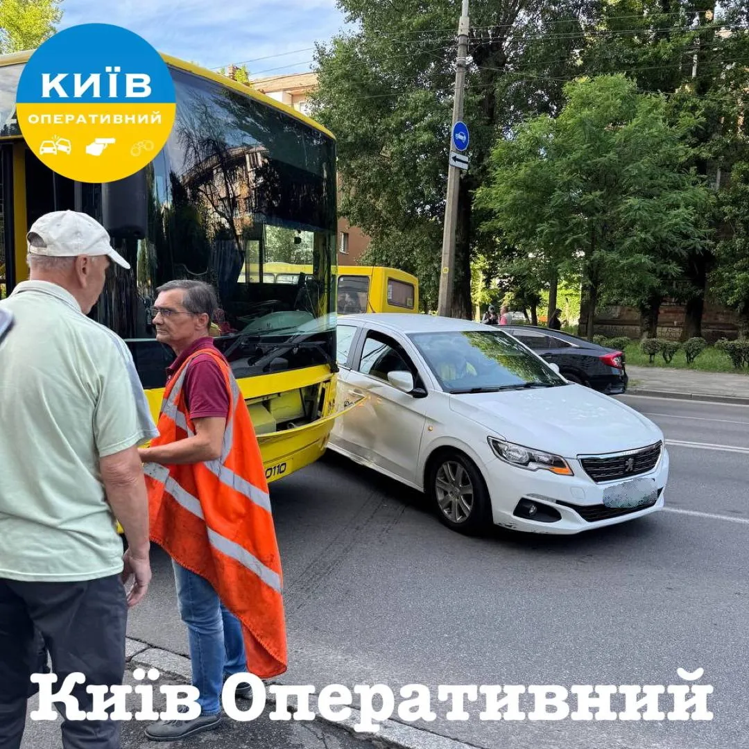 У Києві сталась аварія за участі легковика та тролейбуса, утворився затор. Подробиці і фото