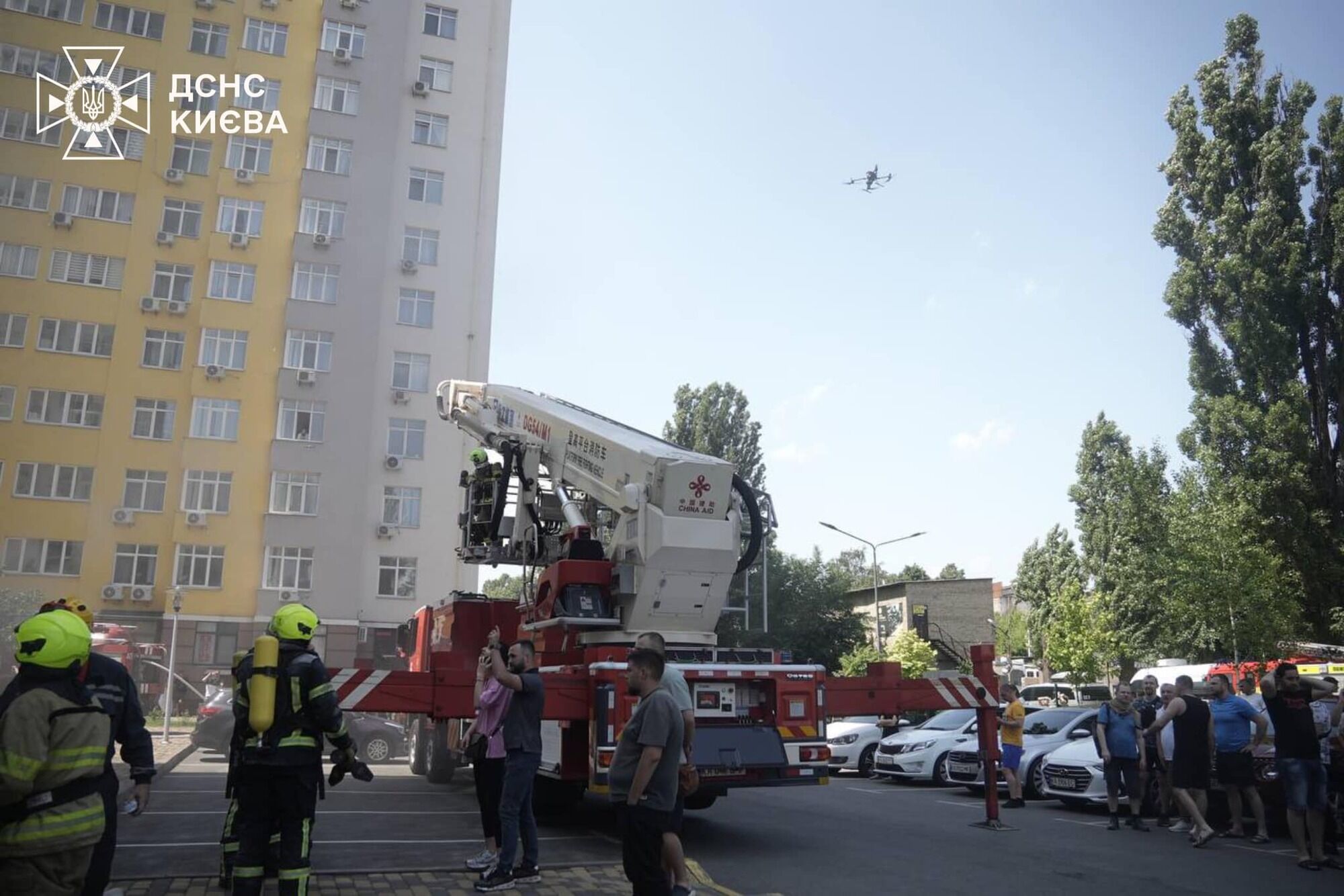 У Києві в будинку спалахнули електрощитові на 14 поверхах: серед врятованих є діти. Фото і відео