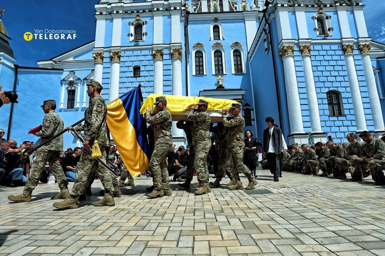 У Києві попрощалися із загиблим на фронті відомим фотографом Арсеном Федосенком. Фото і відео