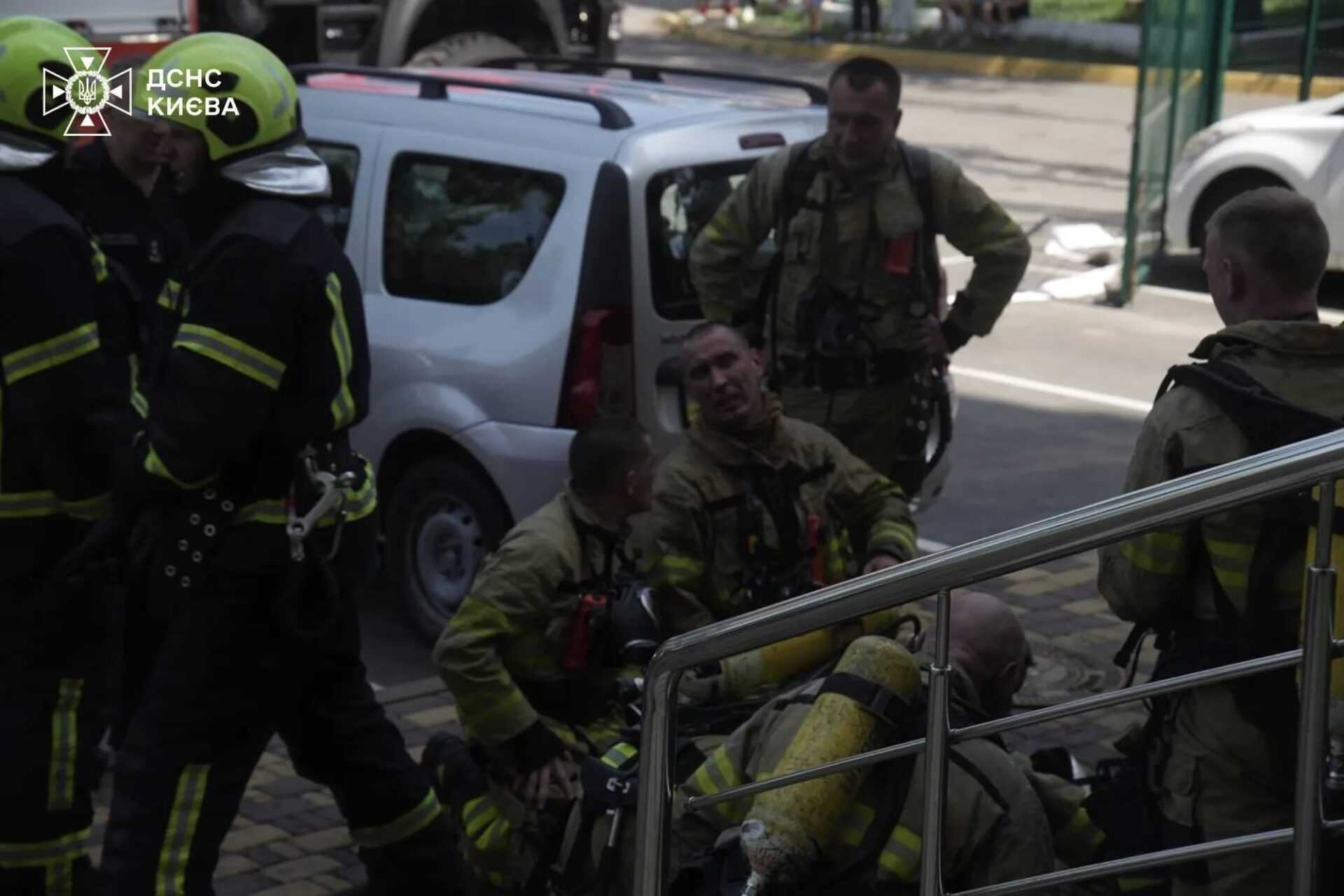 У Києві в будинку спалахнули електрощитові на 14 поверхах: серед врятованих є діти. Фото і відео